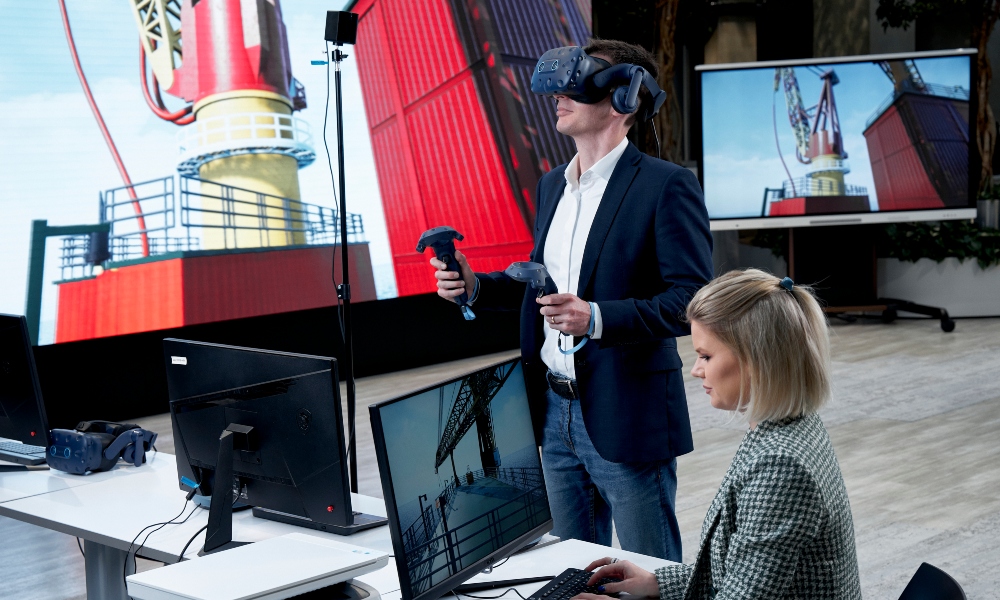 «Газпром» показал VR-тренажер для подготовки к работе на «Приразломной»